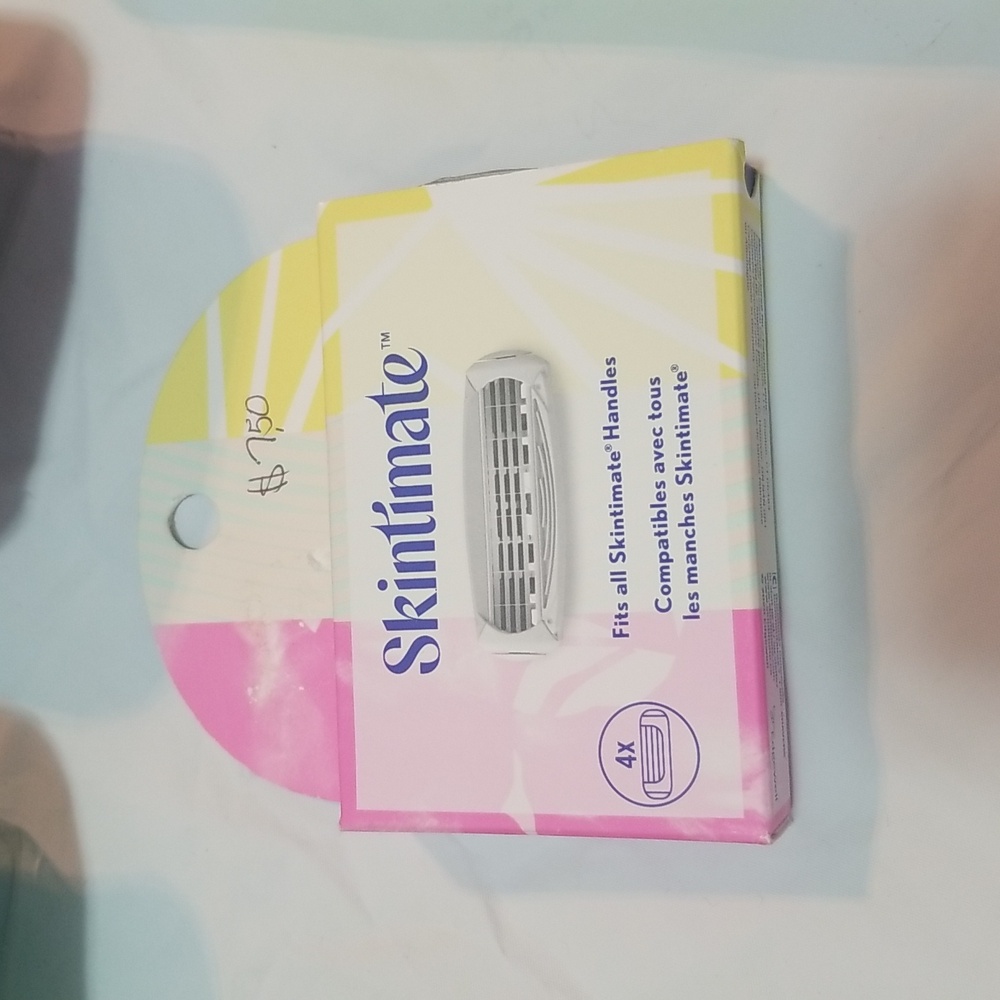 Skintimate Razor and Refill Set - Picture 3 of 6
